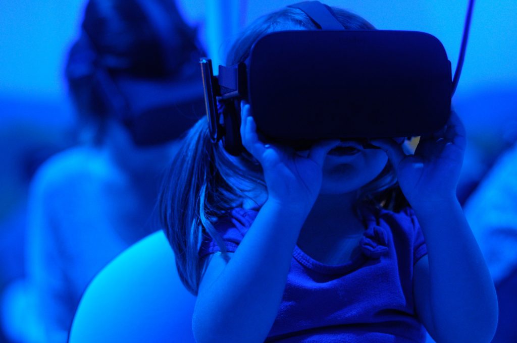 La génération Y n'existe pas : ici une petite fille avec un casque virtuel