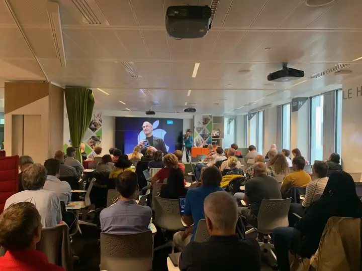 Une photo de moi en train de donner une conférence