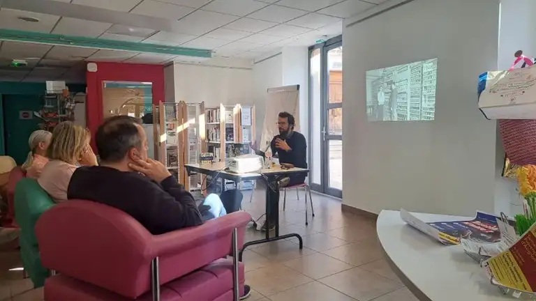 Une photo de moi en train de donner une conférence