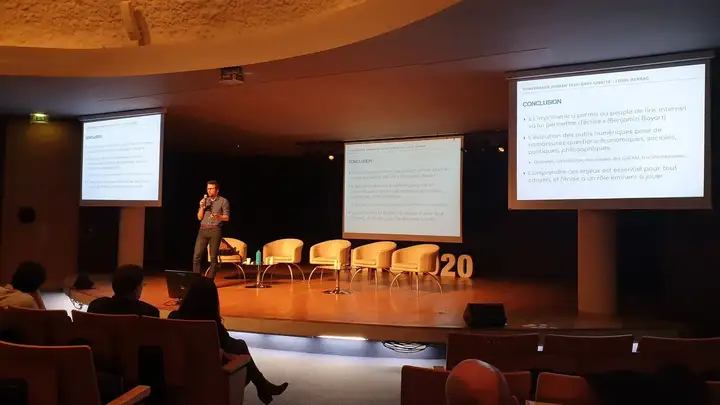 Une photo de moi en train de donner une conférence