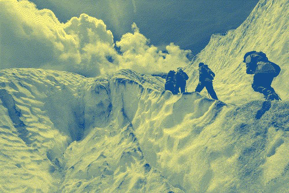 Des alpinistes en train d'escalader une montagne