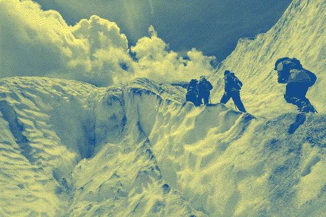 Des alpinistes en train d'escalader une montagne