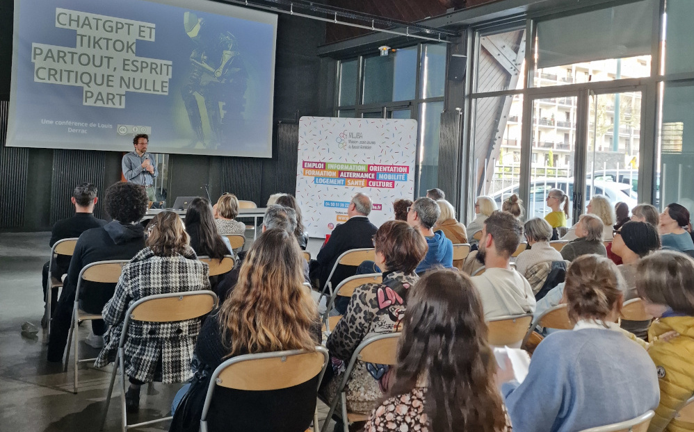 Une photo de moi en train de donner ma conférence devant un parterre de personnes