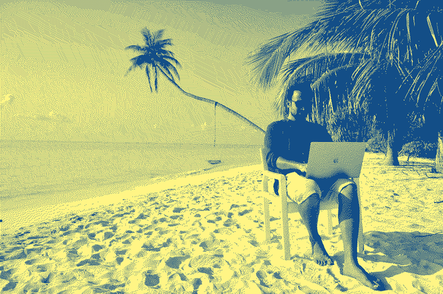 le cliché d'un digital nomad en train de bosser sur la plage